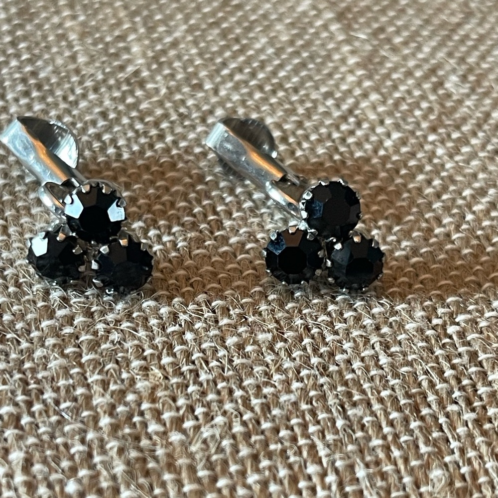 Vtg Black round silver prong set clip on earrings